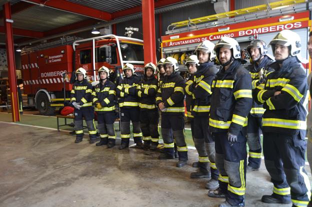 Los nuevos bomberos de Camargo posan en el interior de su parque. 