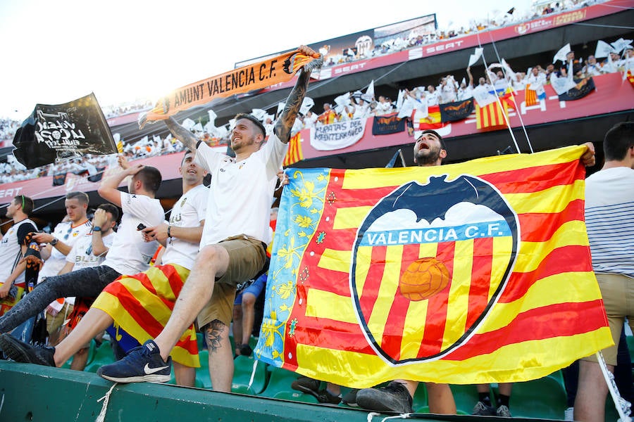 Las aficiones del Barcelona y del Valencia han puesto el colorido a la previa de la final de la Copa del Rey