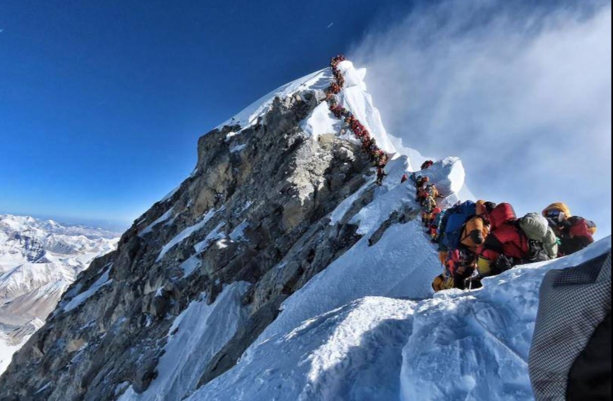 Un centenar de 'turistas' alpinistas aguardan para hacer cumbre en el Everest esta semana.