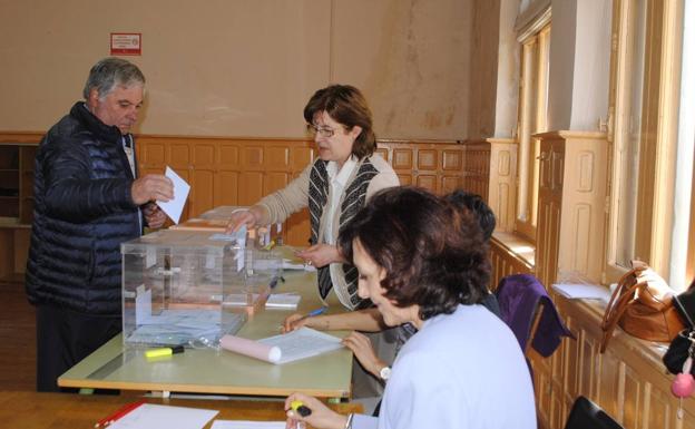 Un ciudadano vota en uno de los colegios electorales de Reinosa.