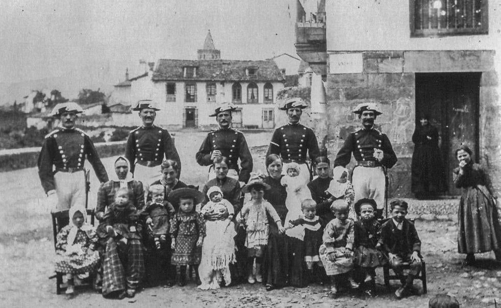 inco agentes de la Guardia Civil de Cantabria posan para una foto junto a sus familias, a finales del siglo XIX, en Cabezón de la Sal.