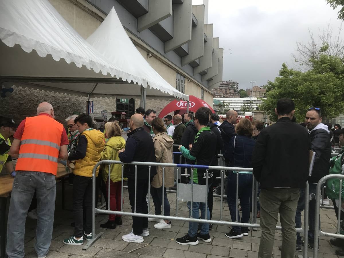 Los aficionados verdiblancos repartidos por la ciudad toman fuerzas para animar durante el partido ante el Atlético Baleares.