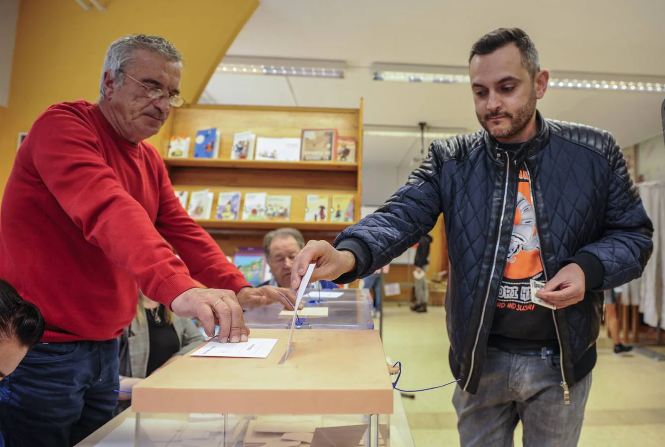 Votante en el colegio María Sanz de Sautuola de Santander.