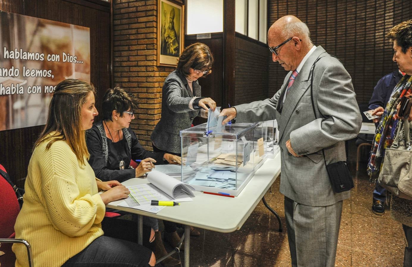 Votación en el colegio de Los Agustinos de Santander.