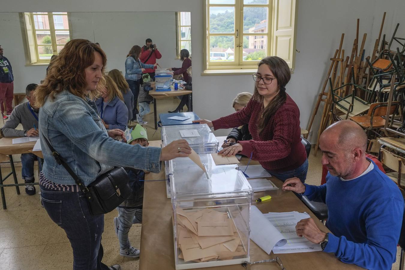 Votaciones en un colegio en Hoznayo.