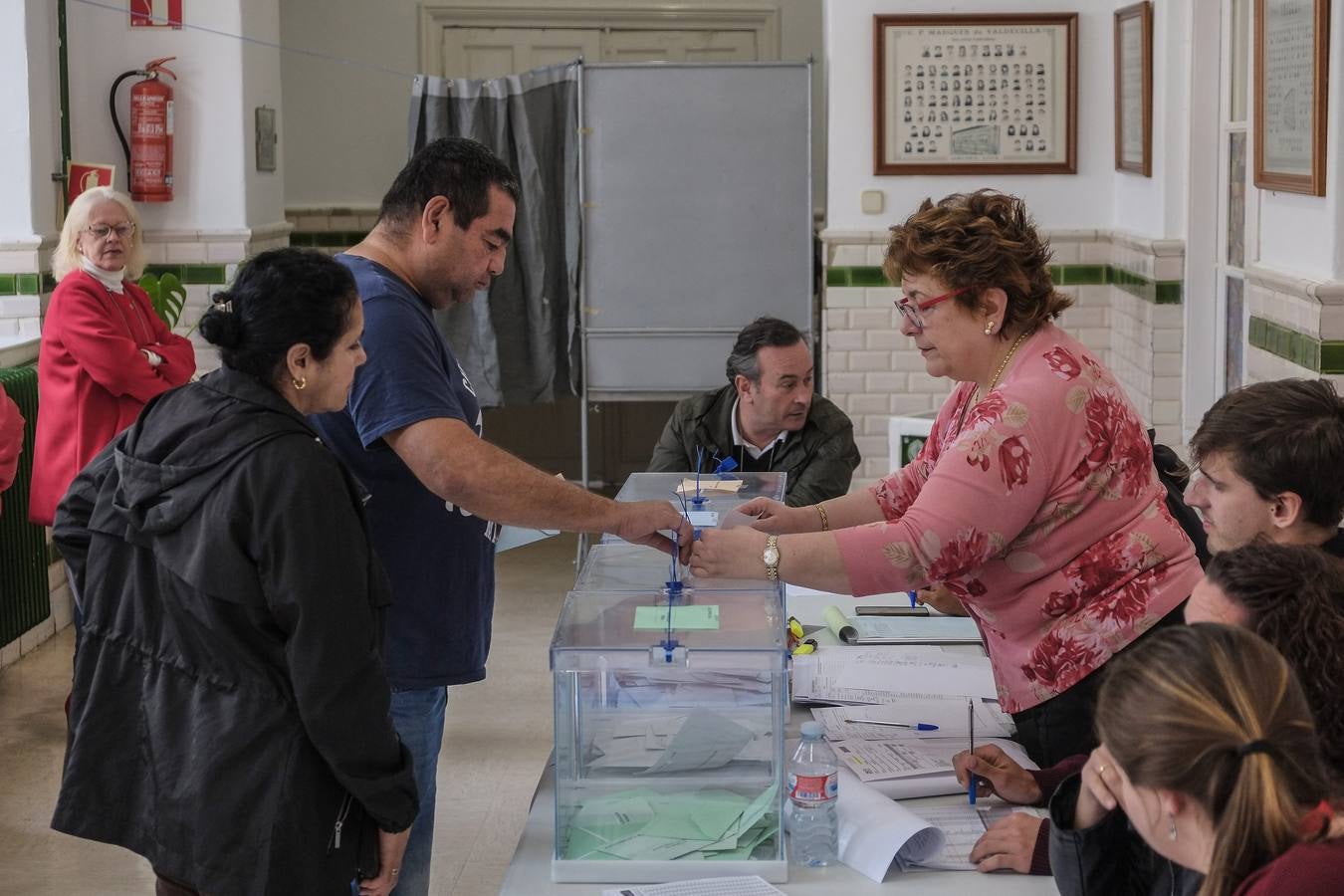 Votación en un colegio electoral en Solares.