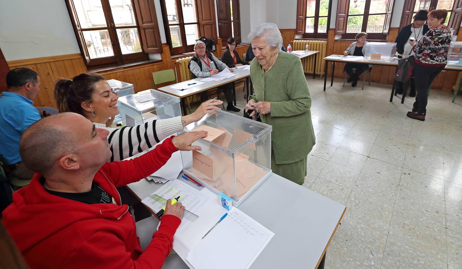 Votación en un colegio electoral en Cabezón de la Sal.
