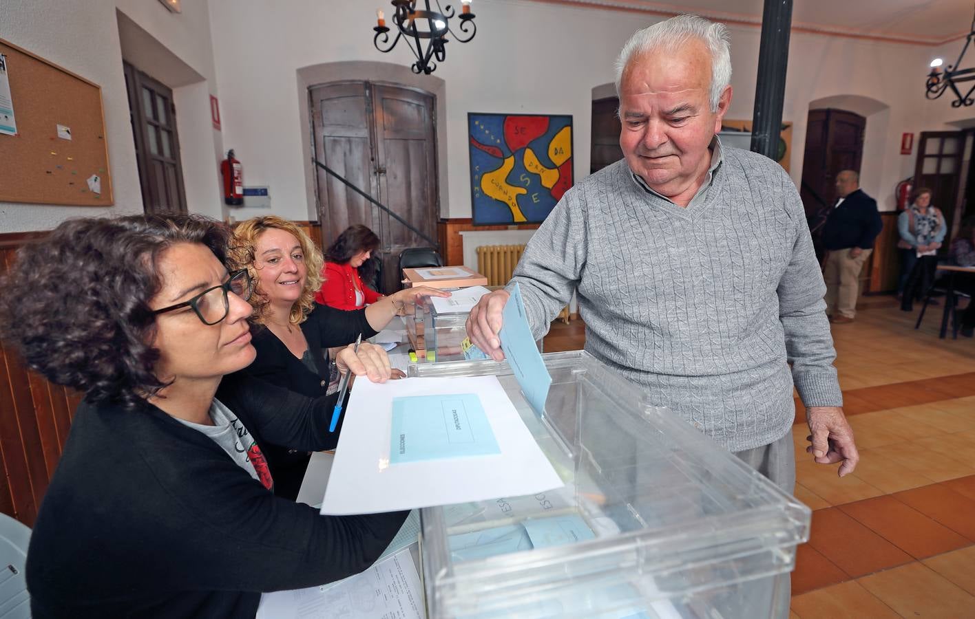 Votación en un colegio electoral en Cabezón de la Sal.