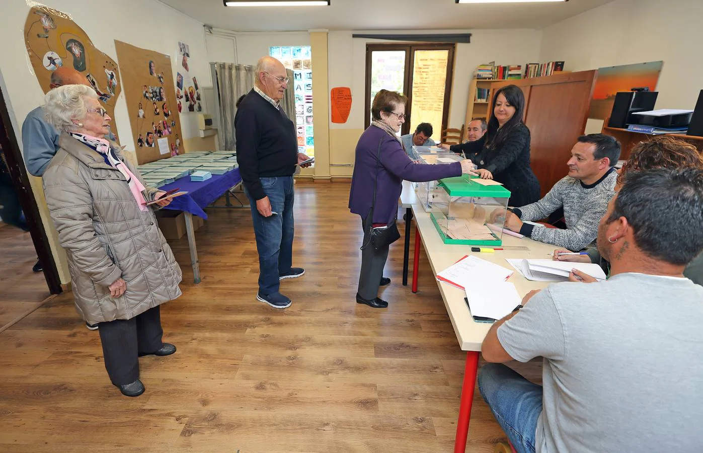 Votación en un colegio electoral en Comillas.
