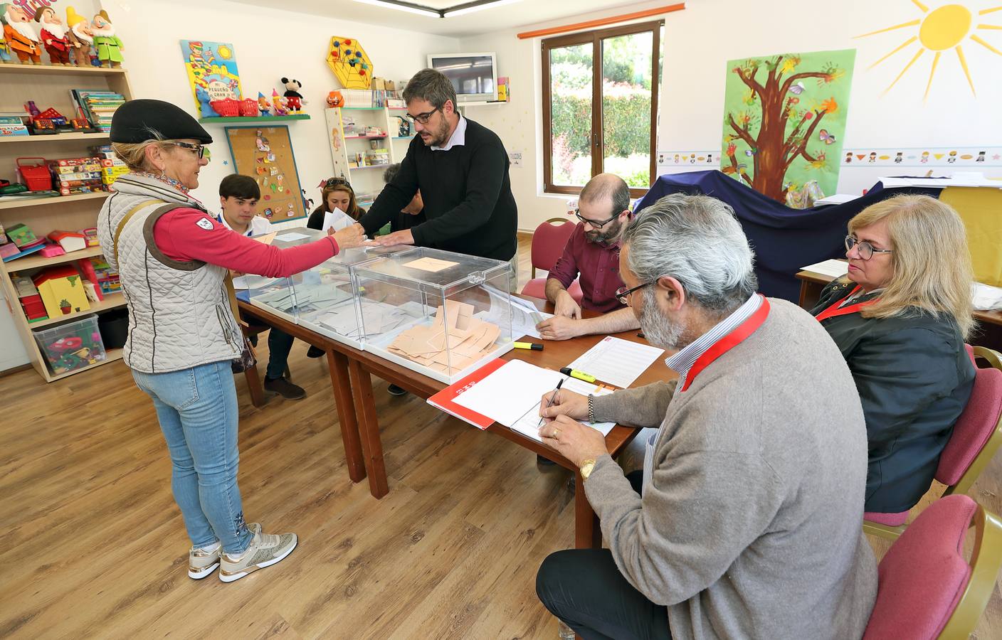 Votación en un colegio electoral en Comillas.