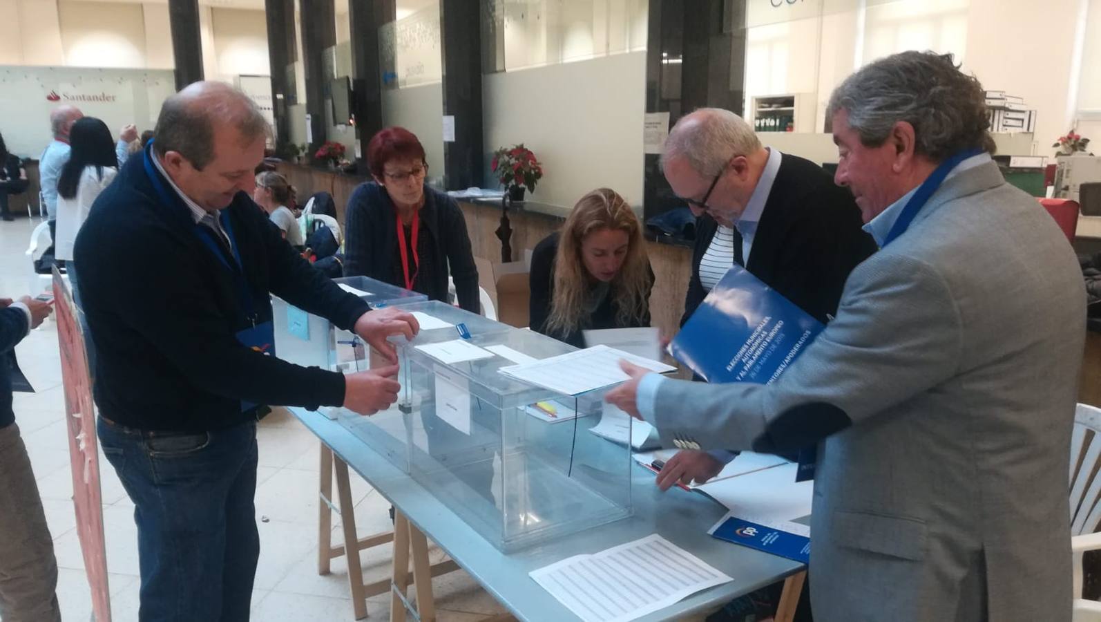 Más de medio millón de cántabros están llamados este domingo a votar en los comicios europeos, autonómicos y municipales, en la segunda jornada electoral en un mes, tras las generales del 28 de abril 