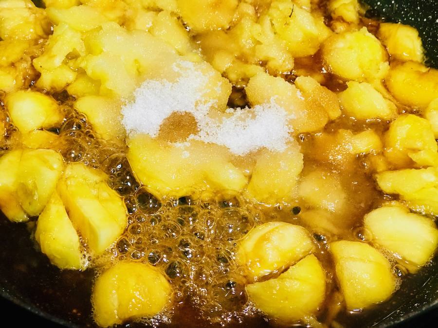 BIZCOCHO DE PIÑA. 4-En una sartén poner la piña troceada, cuatro cucharadas de azúcar y un poquito de mantequilla. Caramelizar.