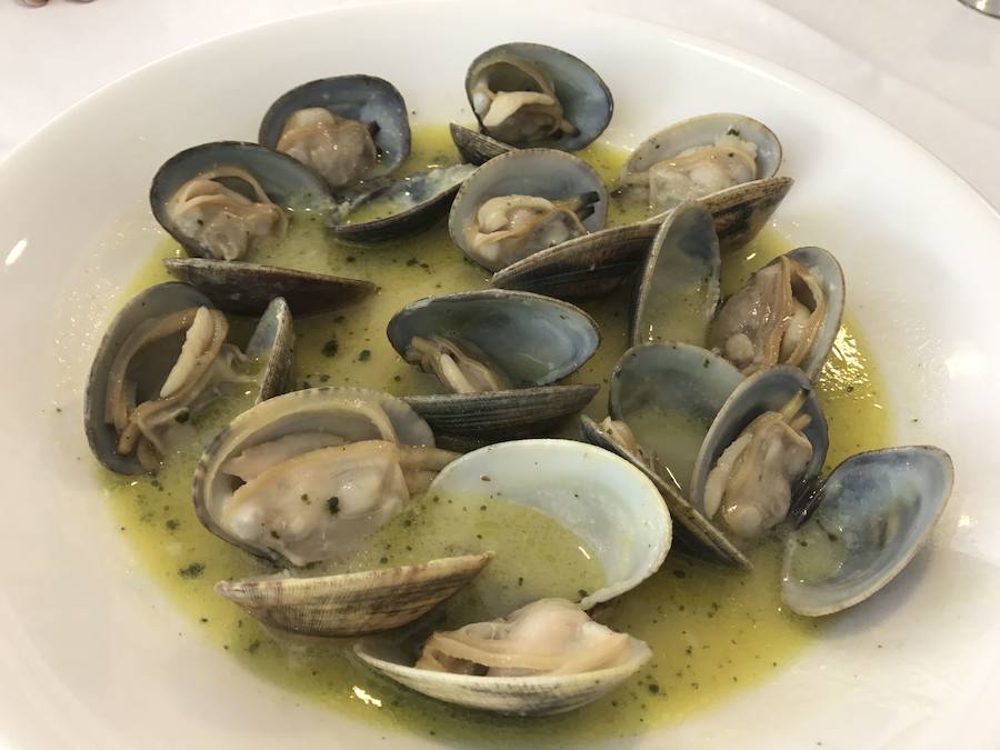 Almejas. Generalmente en salsa verde o marinera. Las de Pedreña son una delicia.