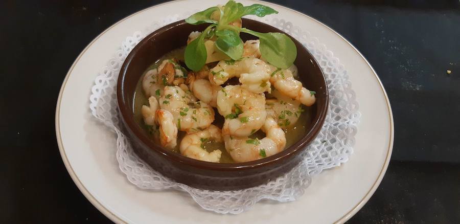 Gambas al ajillo. Son ricas de aperitivo, tapa o ración. Siempre en cazuela de barro. 