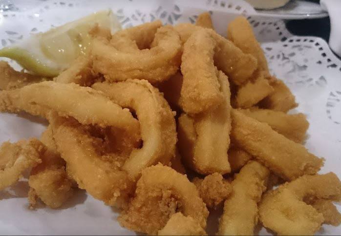 Rabas. De peludín, chipirón o magano fresco, frescas y con una fritura en su punto. 