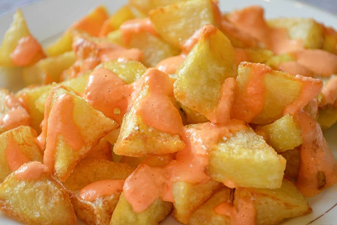 Patatas bravas. Con una salsa de tomate ligeramente picante, también se sirven como tapa.