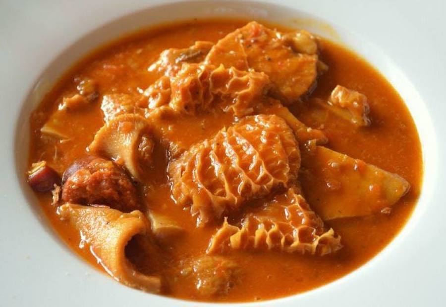 Callos. Es una de las raciones más castizas. De ternera o cerdo, están para mojar pan.