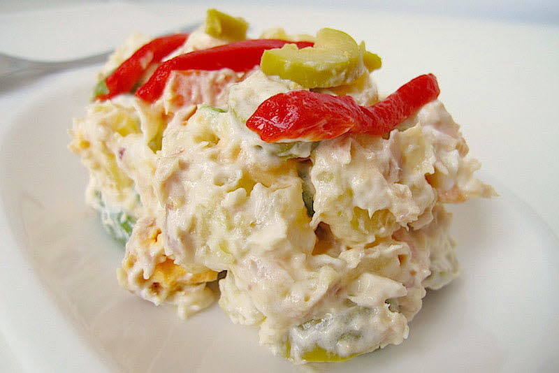 Ensaladilla rusa. Una ración de las de toda la vida. Hay tantas variedades como cocineros. 