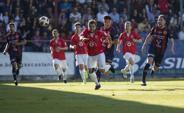 Isuardi trata de alcanzar el balón en un lance del partido de ayer.