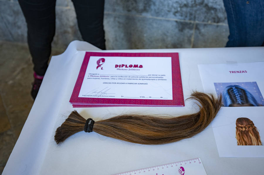 El alumnado de Formación Profesional Básica de Peluquería y Estética del Instituto Marqués de Manzanedo celebró un evento para recaudar fondos para 'Mechones Solidarios'