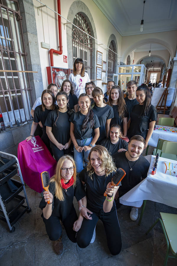 El alumnado de Formación Profesional Básica de Peluquería y Estética del Instituto Marqués de Manzanedo celebró un evento para recaudar fondos para 'Mechones Solidarios'