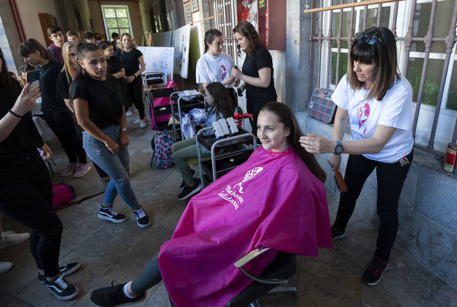 El alumnado de Formación Profesional Básica de Peluquería y Estética del Instituto Marqués de Manzanedo celebró un evento para recaudar fondos para 'Mechones Solidarios'