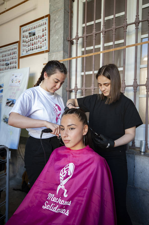 El alumnado de Formación Profesional Básica de Peluquería y Estética del Instituto Marqués de Manzanedo celebró un evento para recaudar fondos para 'Mechones Solidarios'