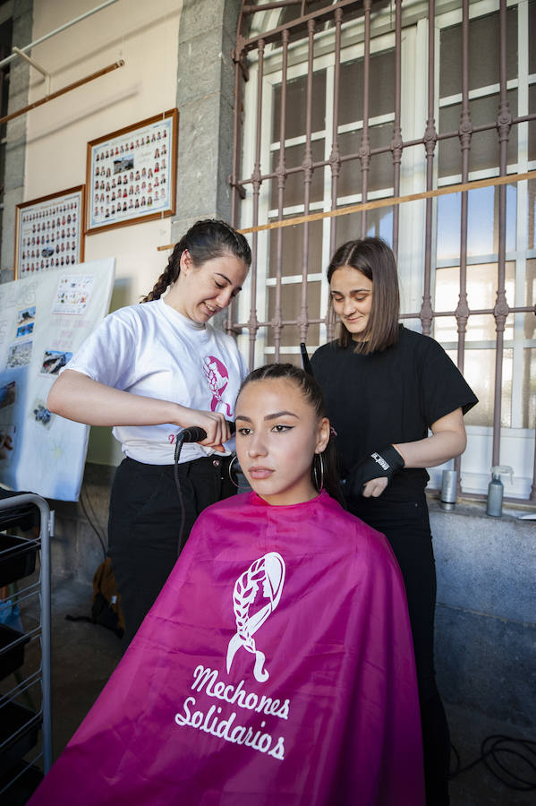 El alumnado de Formación Profesional Básica de Peluquería y Estética del Instituto Marqués de Manzanedo celebró un evento para recaudar fondos para 'Mechones Solidarios'