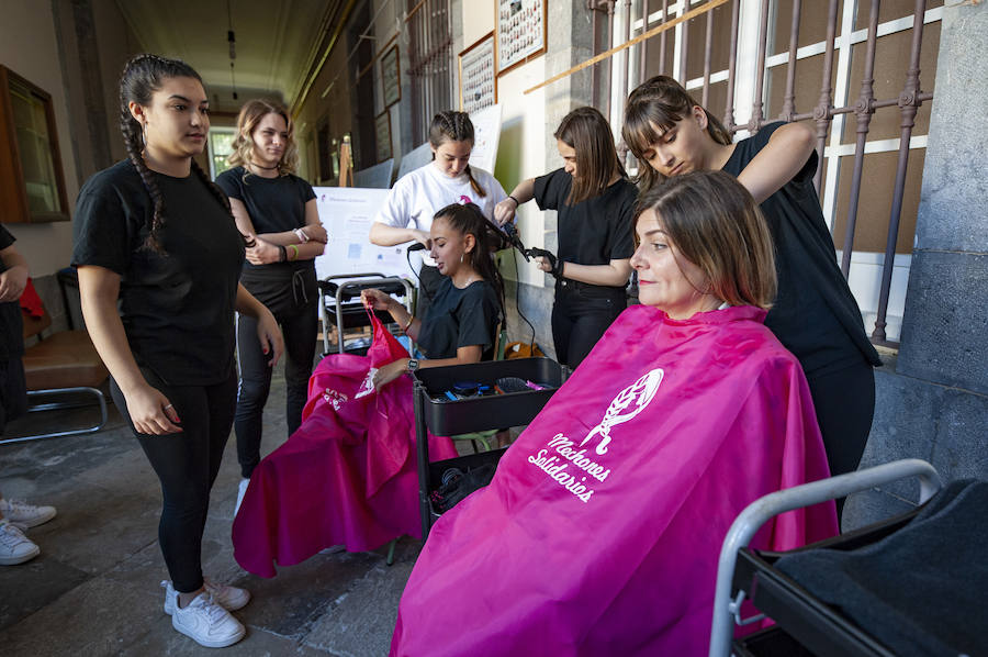 El alumnado de Formación Profesional Básica de Peluquería y Estética del Instituto Marqués de Manzanedo celebró un evento para recaudar fondos para 'Mechones Solidarios'