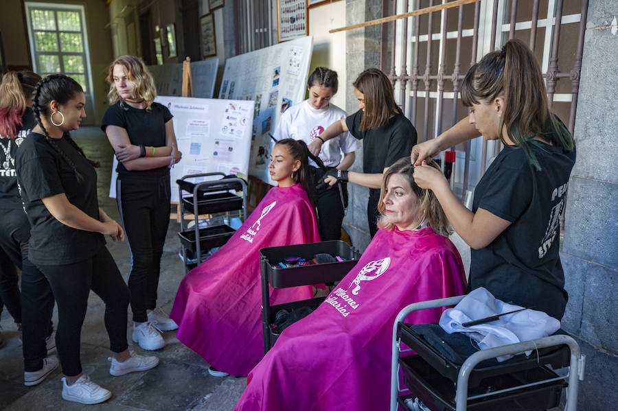 El alumnado de Formación Profesional Básica de Peluquería y Estética del Instituto Marqués de Manzanedo celebró un evento para recaudar fondos para 'Mechones Solidarios'