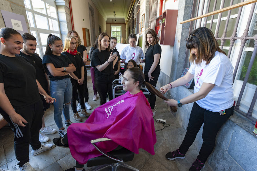 El alumnado de Formación Profesional Básica de Peluquería y Estética del Instituto Marqués de Manzanedo celebró un evento para recaudar fondos para 'Mechones Solidarios'