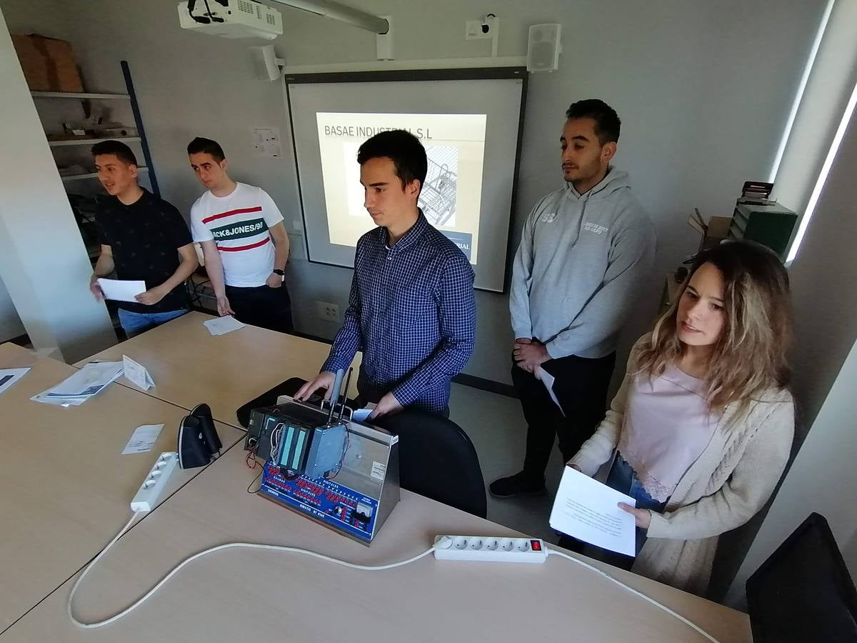 Los autores del proyecto 'Basae Industrial' ensayaron su presentación para la entrega de premios.