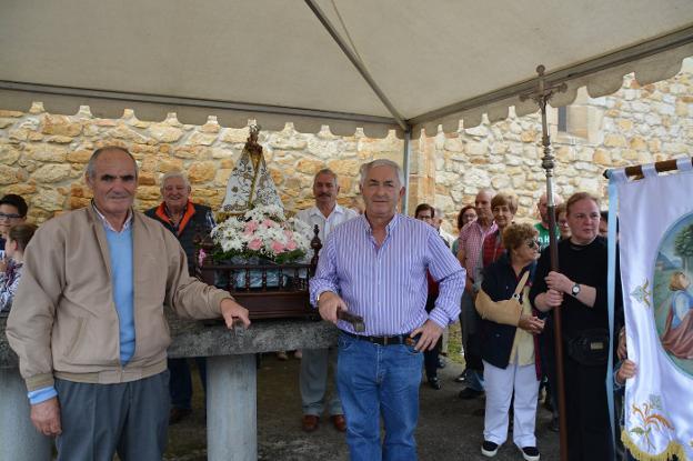 La imagen de la Virgen es traslada desde la parroquia de San Mamés hasta el santuario .