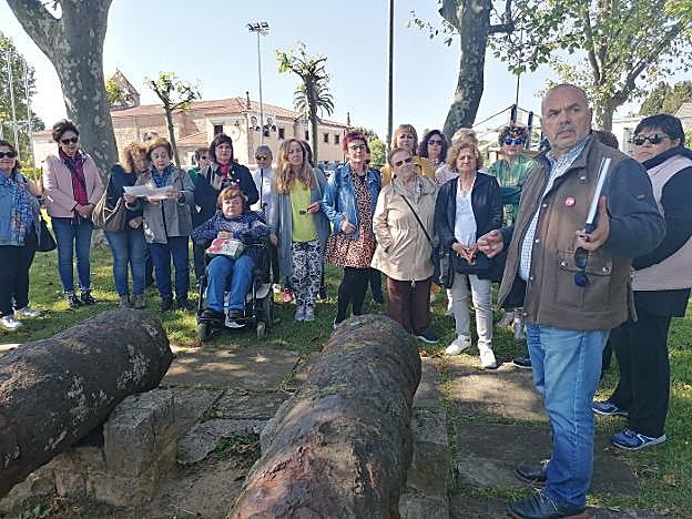 El buen tiempo acompañó la ruta literaria organizada por el Club de Lectura en diversos puntos del municipio que figuran en el libro.