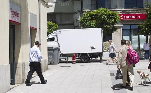 Oficina del Popular junto a la del Santander, cuando se produjo la fusión, en Puertochico :