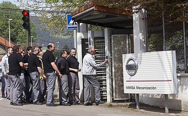 Imagen de archivo de empleados de Nissan entrando a trabajar
