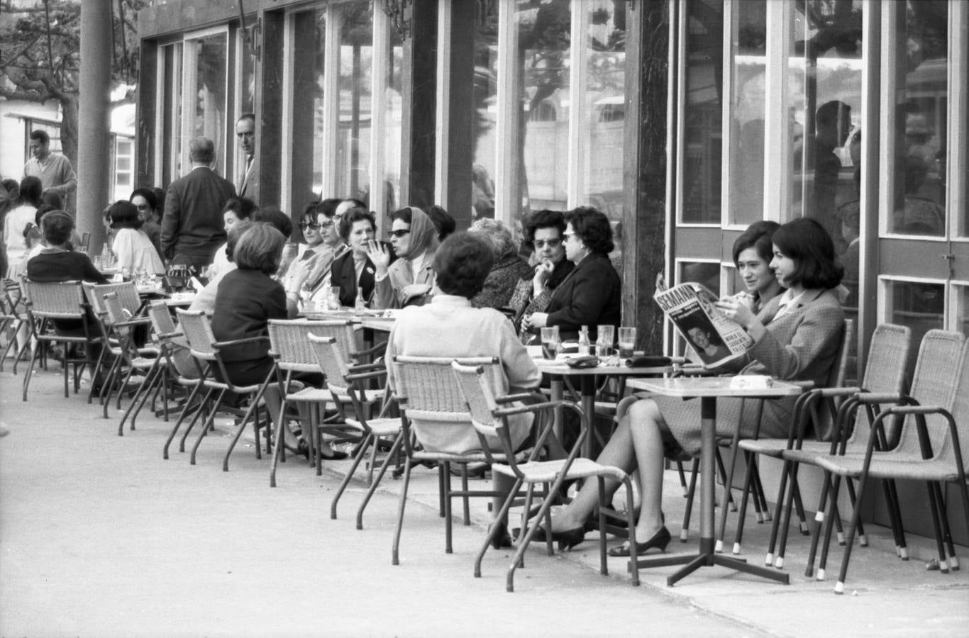 Terraza en El Sardinero, 8 de abril de 1966. Fondo Pablo Hojas Llama, Centro de Documentación de la Imagen de Santander, CDIS, Ayuntamiento de Santander.