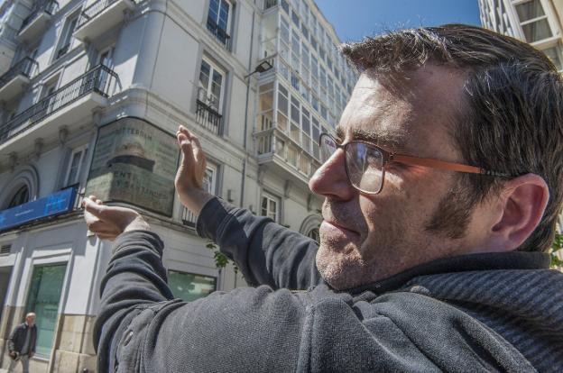 Federico Barrera, impulsor del proyecto Santatipo, promueve un libro que recoge la historia de los rótulos de Santander.