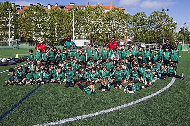 Los jugadores más pequeños de la Academia del Racing posan en uno de los campos de las Instalaciones Nando Yosu. 