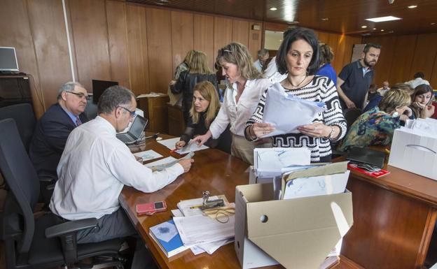 Errores en el escrutinio provocan el caos en la Junta Electoral y obligan a recontar los votos