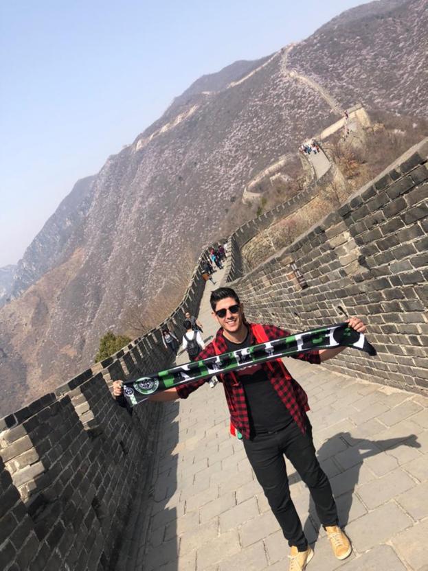 Ignacio Herrero, con la bufanda de Núkleo Asón, en la Gran Muralla en una foto de su archivo personal.