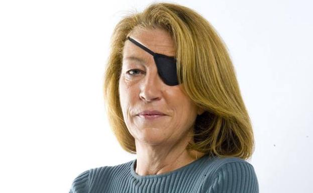 La auténtica Marie Colvin, que murió a los 56 años en la ciudad siria de Homs bombardeada por Bachar el Asad.