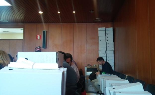 Decenas de cajas con las actas de las mesas electorales, dentro de la sala.