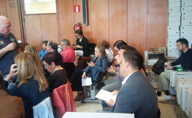 Políticos y periodistas presentes en la sala.