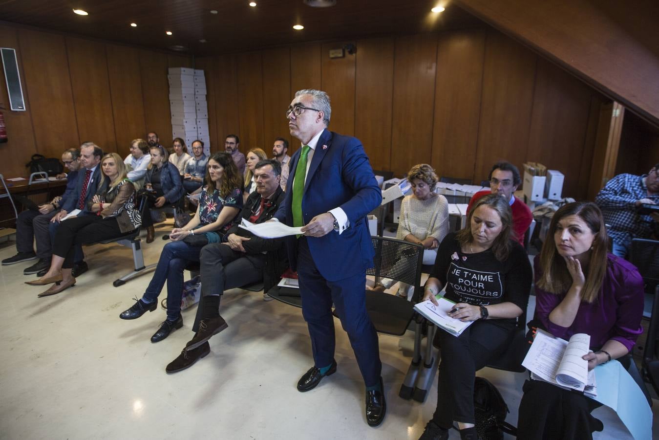 Miembros de la Junta Electoral y representantes de partidos políticos, este jueves por la mañana en Las Salesas durante el recuento de votos de las elecciones autonómicas del 26 M, tras detectarse errores en el escrutinio, 