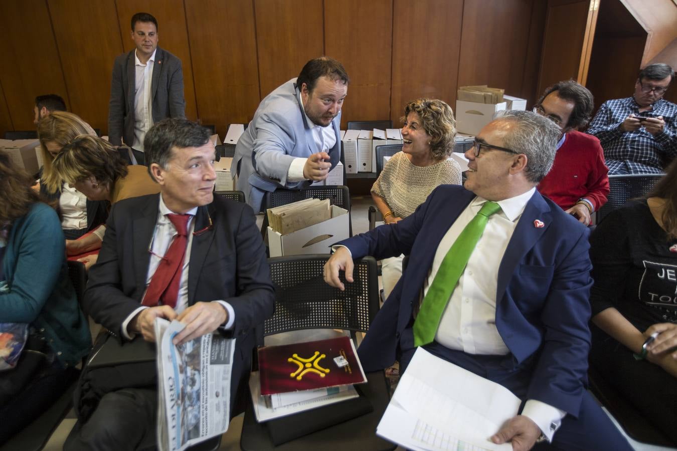 Miembros de la Junta Electoral y representantes de partidos políticos, este jueves por la mañana en Las Salesas durante el recuento de votos de las elecciones autonómicas del 26 M, tras detectarse errores en el escrutinio, 