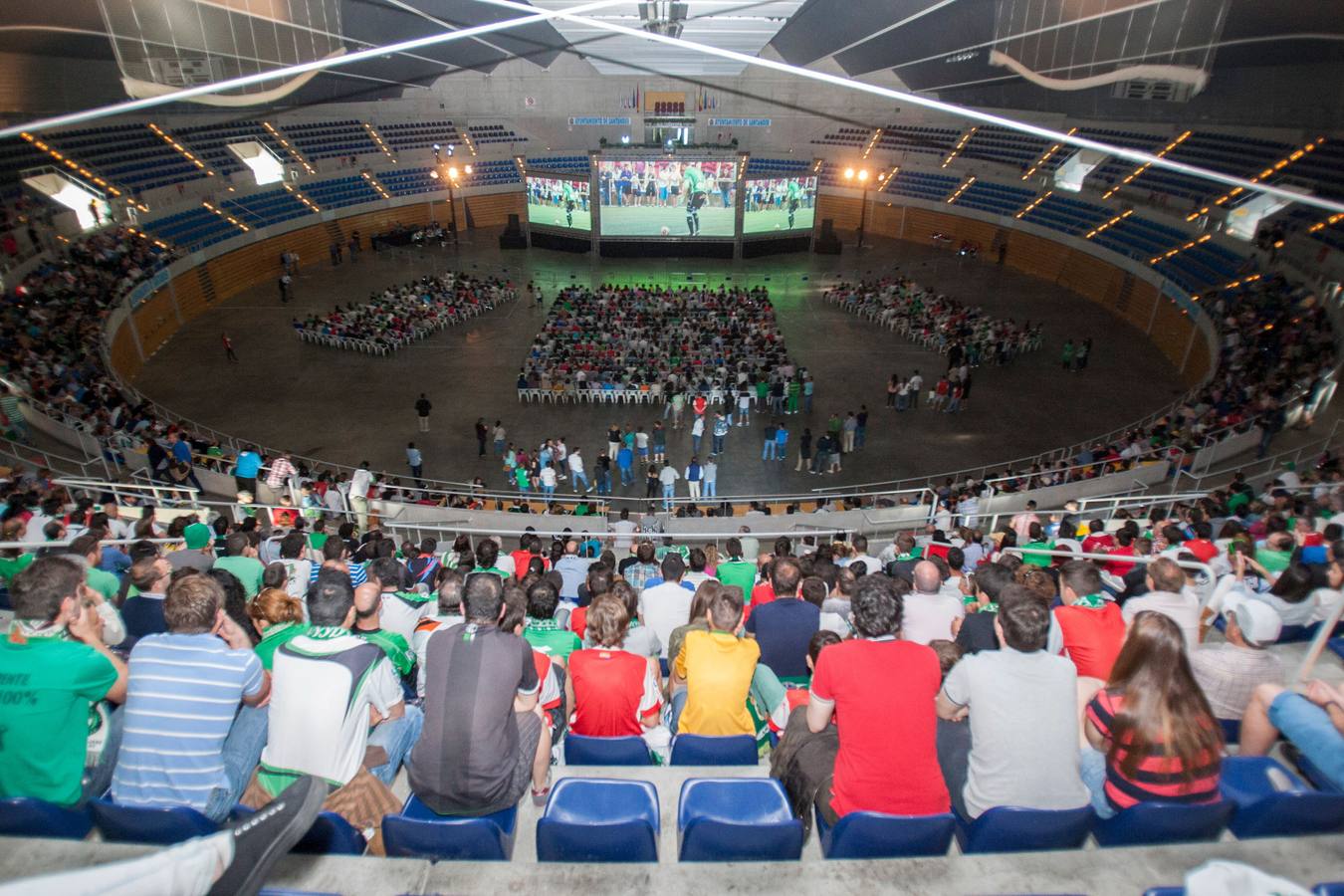 El partido de la fase de ascenso ante el Llagostera se pudo ver en una pantalla gigante instalada en el Palcio de Deportes.