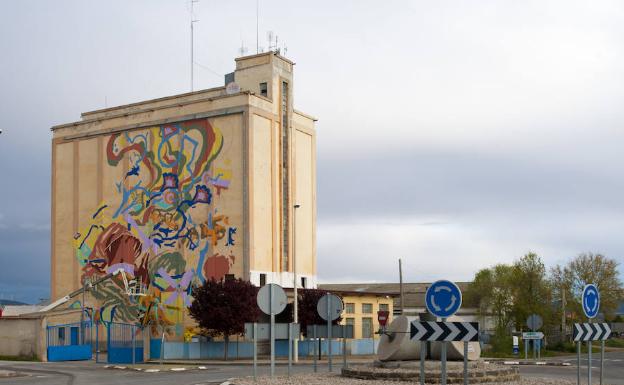 Pintura en el silo de Malagón, obra del colectivo artístico Hell'O. 