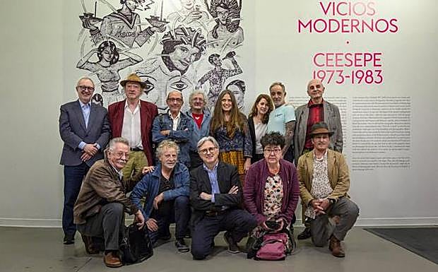 De pie, de izquierda a derecha, José María Lafuente, Jaume Sisa, Josep Farriol ( Pepicheck), Onliyú, Ouka Lele, Elsa Fernández Santos, Alberto García Alix, Juanjo Fernández (Star). Agachados, de izquierda a derecha, Nazario, Mariscal, Javier Montesol, Isa Feu, Miquel Farriol (El Jefe). 