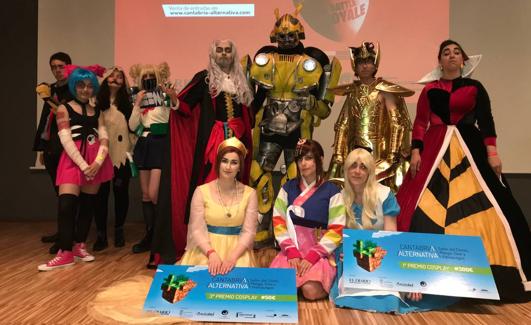 Ganadores y participantes en el concurso de cosplay con miembros del jurado.